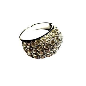 Vintage Y2K Silvertone cocktail ring covered in white rhinestones size 8.5
